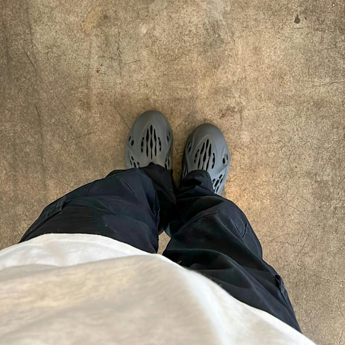 adidas Yeezy Foam Runner 'Carbon' IG5349