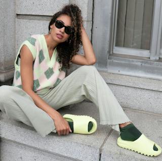 adidas Yeezy Slides 'Glow Green' (2022) (Restock) HQ6447 adidas Yeezy Slides 'Glow Green' (2022) (Restock) HQ6447