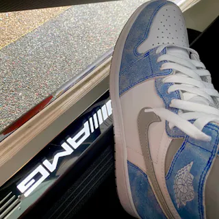 Air Jordan 1 Retro High OG 'Hyper Royal' 555088-402 Air Jordan 1 Retro High OG 'Hyper Royal' 555088-402
