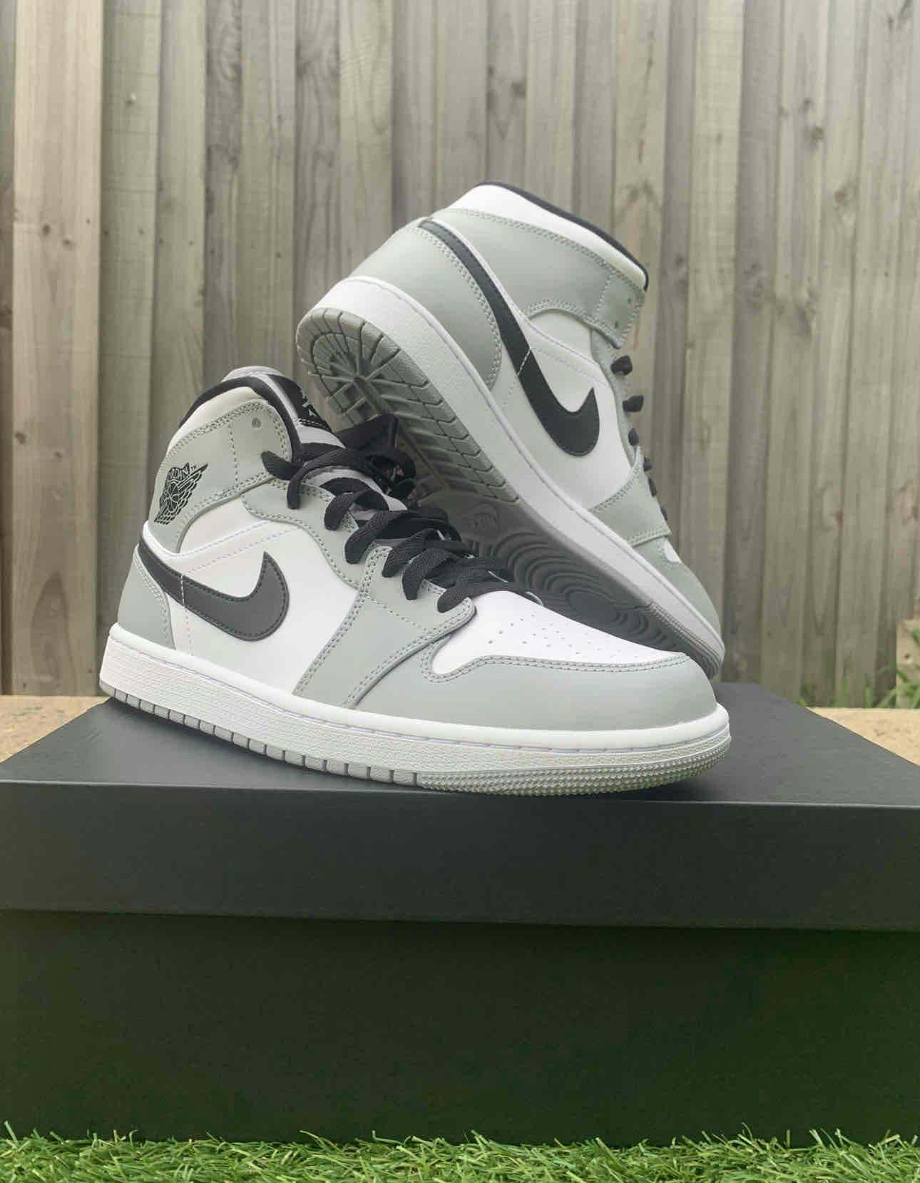 Air Jordan 1 Mid 'Light Smoke Grey' 554724-078