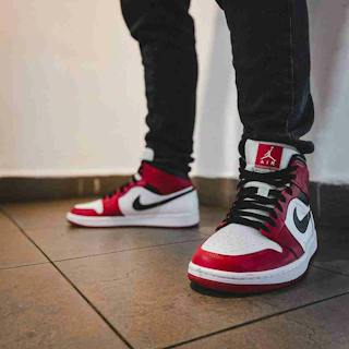 Air Jordan 1 Mid 'Chicago' 554724-173