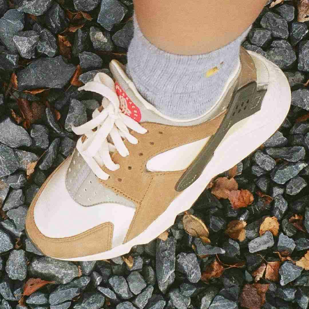 Stüssy x Nike Air Huarache LE 'Desert Oak' 2021 DD1381-200