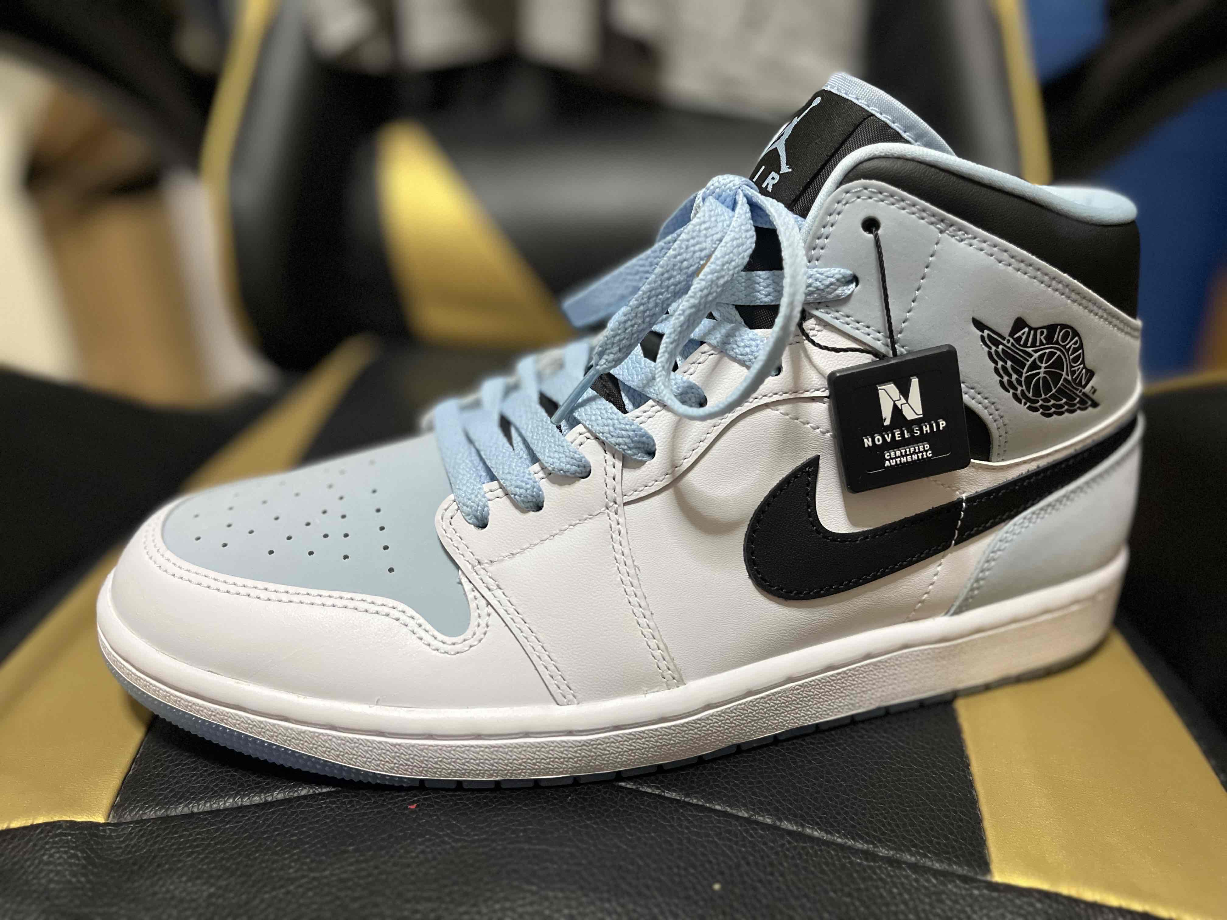 Nike air jordan on sale 1 mid ice blue