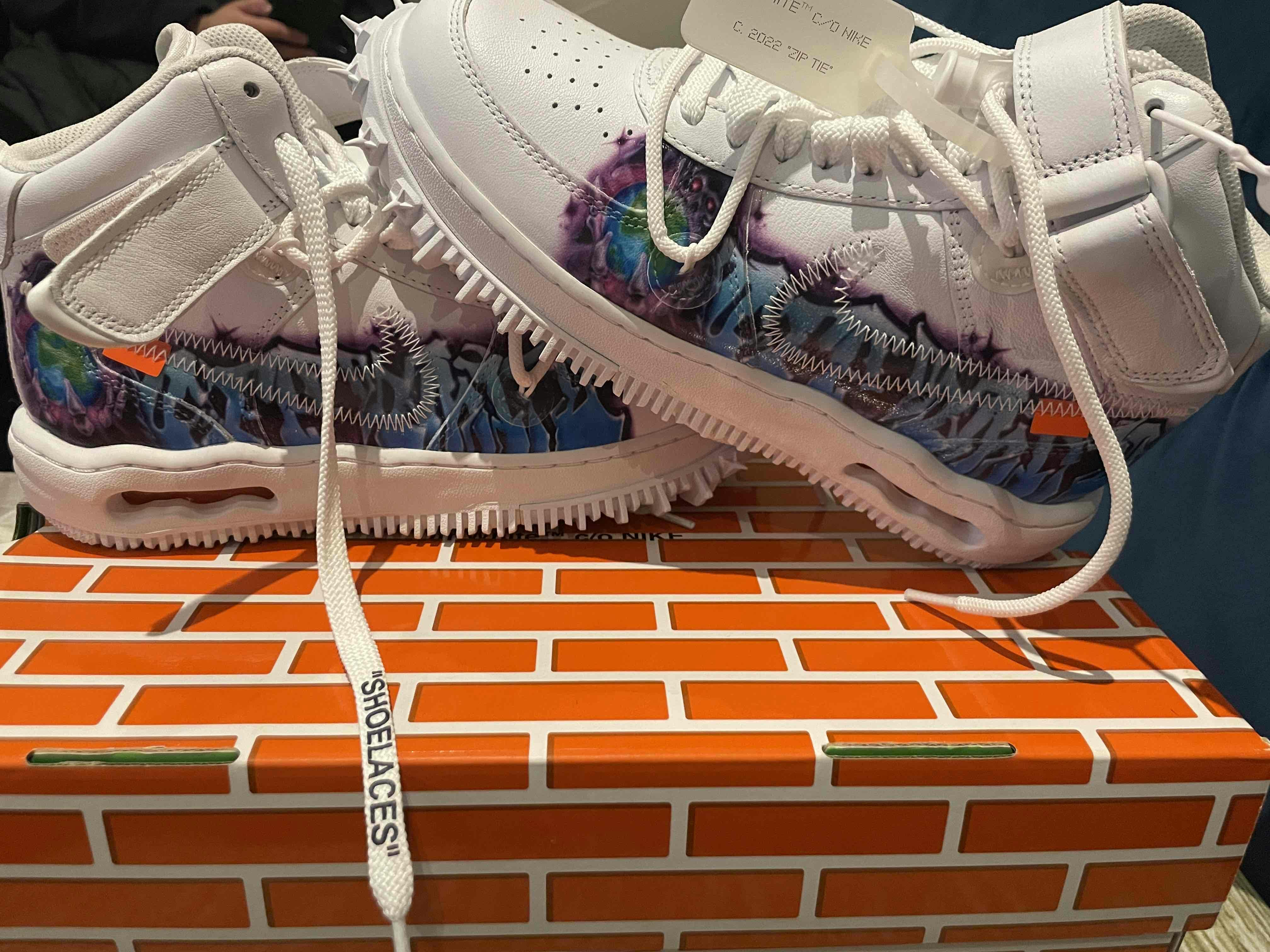 Off-White x Nike Air Force 1 Mid 'Graffiti' DR0500-100 Off-White x Nike Air Force 1 Mid 'Graffiti' DR0500-100