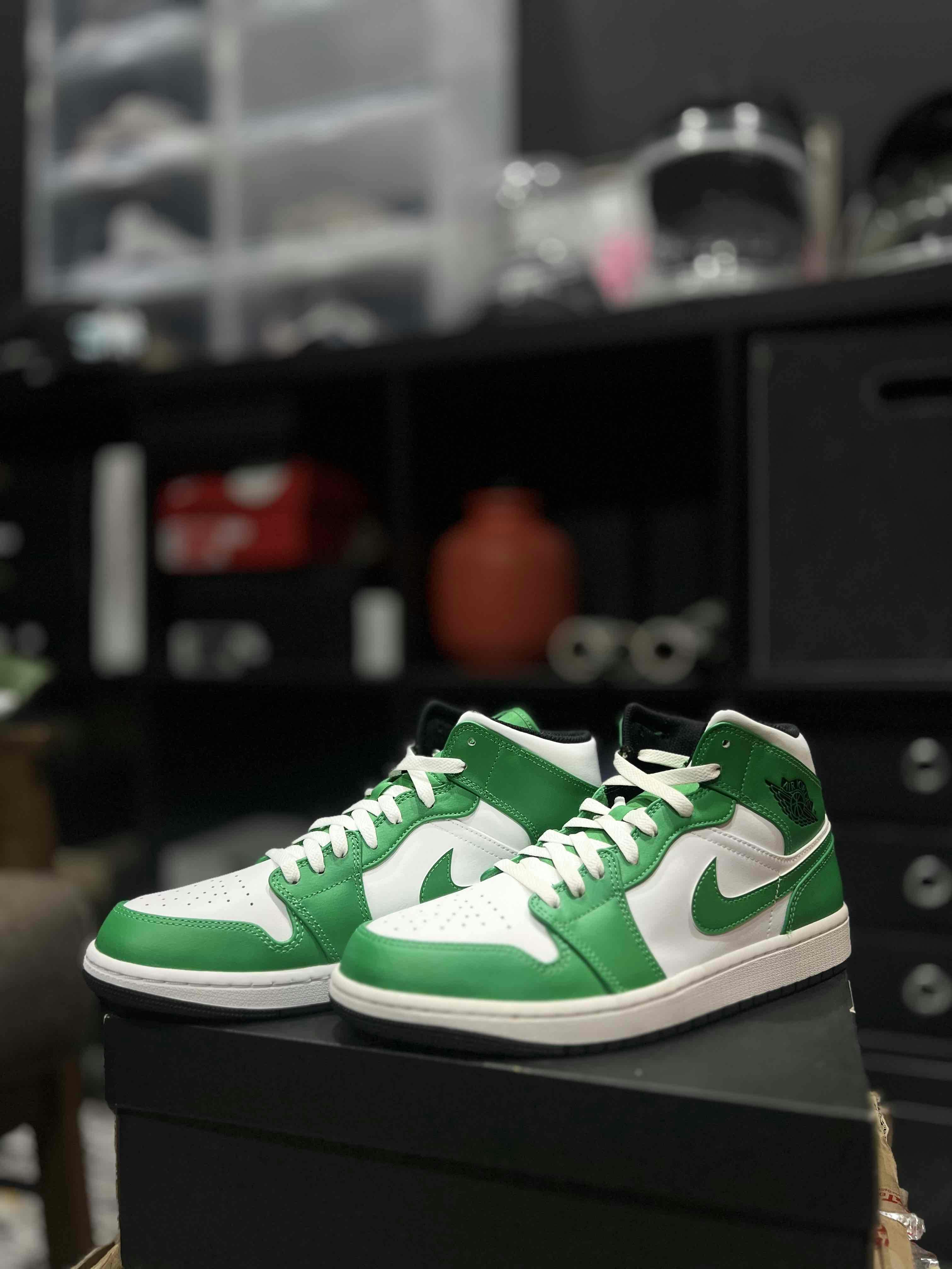 Air Jordan 1 Retro High OG 'Green Glow' DZ5485-130