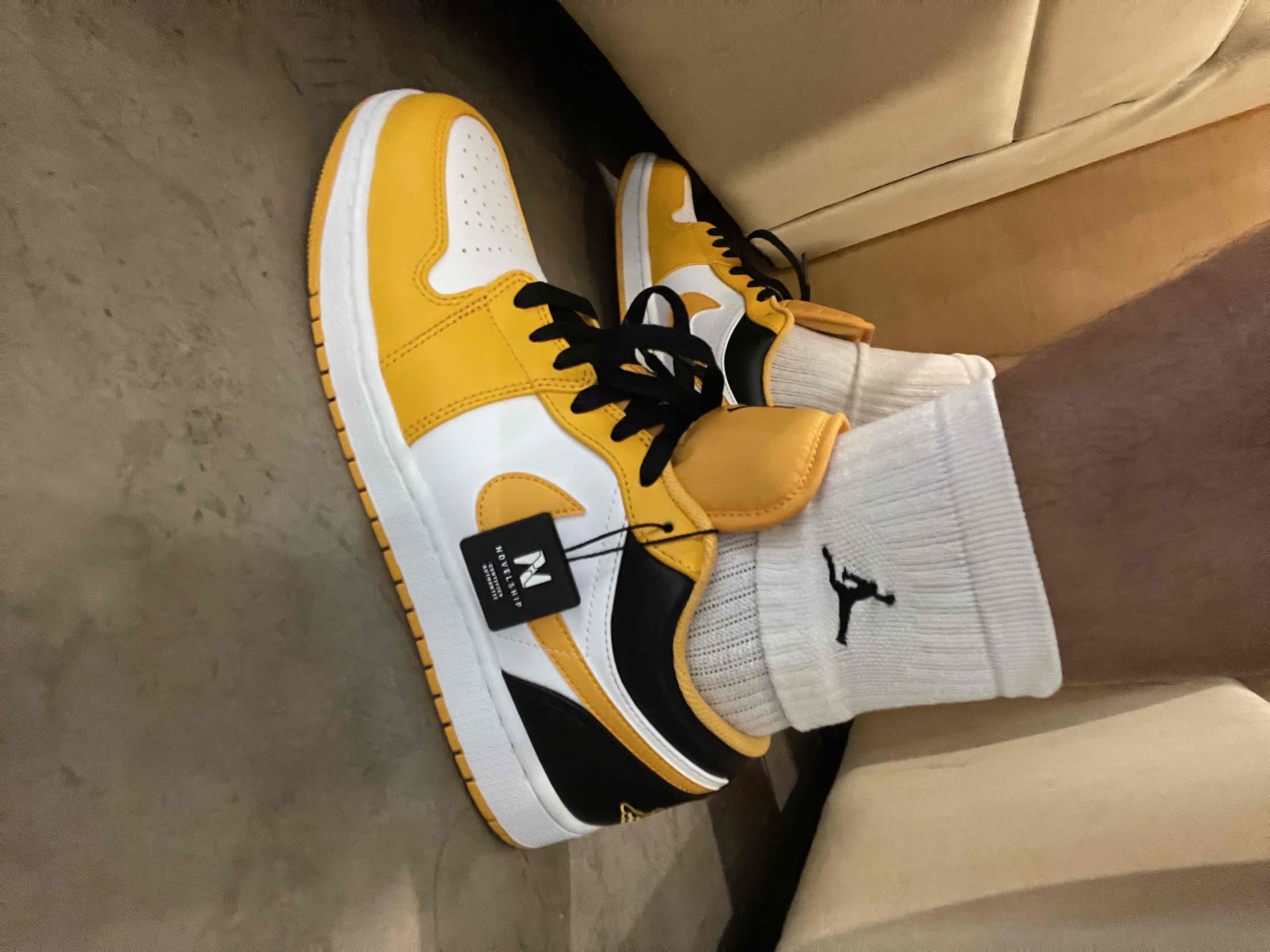 Air jordan 1 low outlet university gold on feet