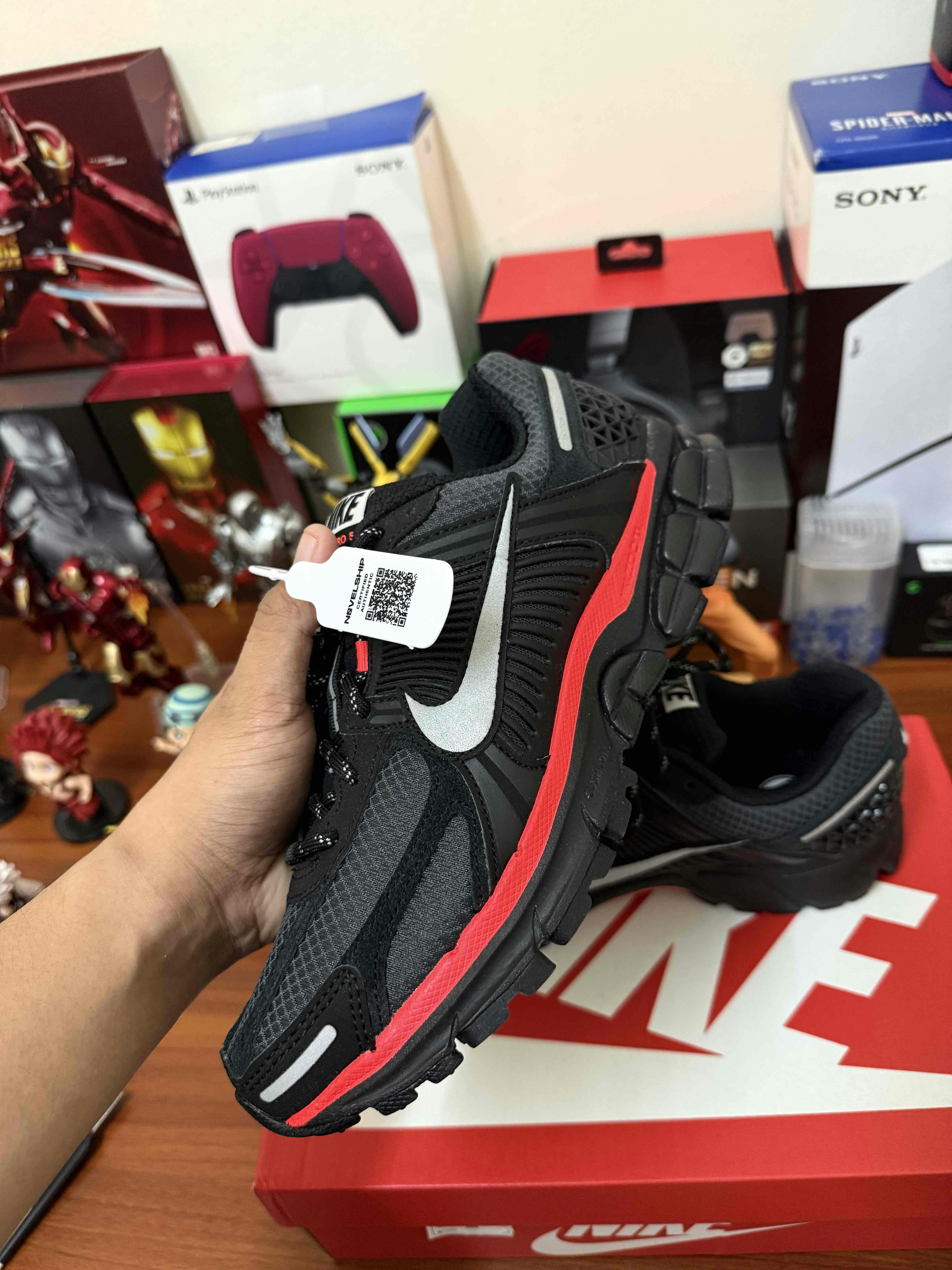 Nike Air Zoom Vomero 5 'Black Metallic University Red' HV2527-002 Nike Air Zoom Vomero 5 'Black Metallic University Red' HV2527-002