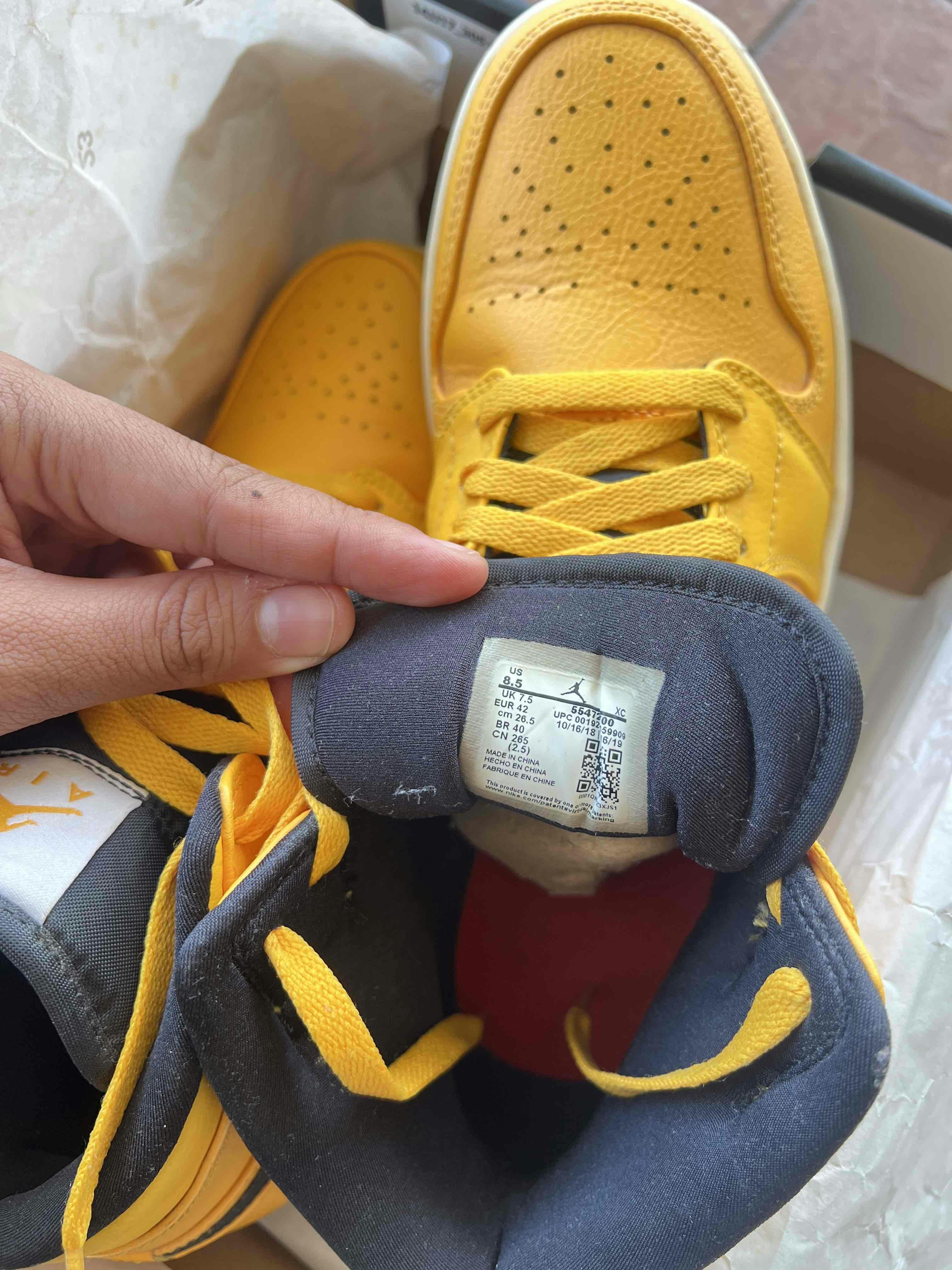 Air Jordan 1 Mid 'University Gold' Black 554724-700