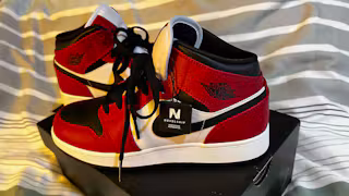 (Grade School) Air Jordan 1 Mid 'Chicago Black Toe' 554725-069 (Grade School) Air Jordan 1 Mid 'Chicago Black Toe' 554725-069