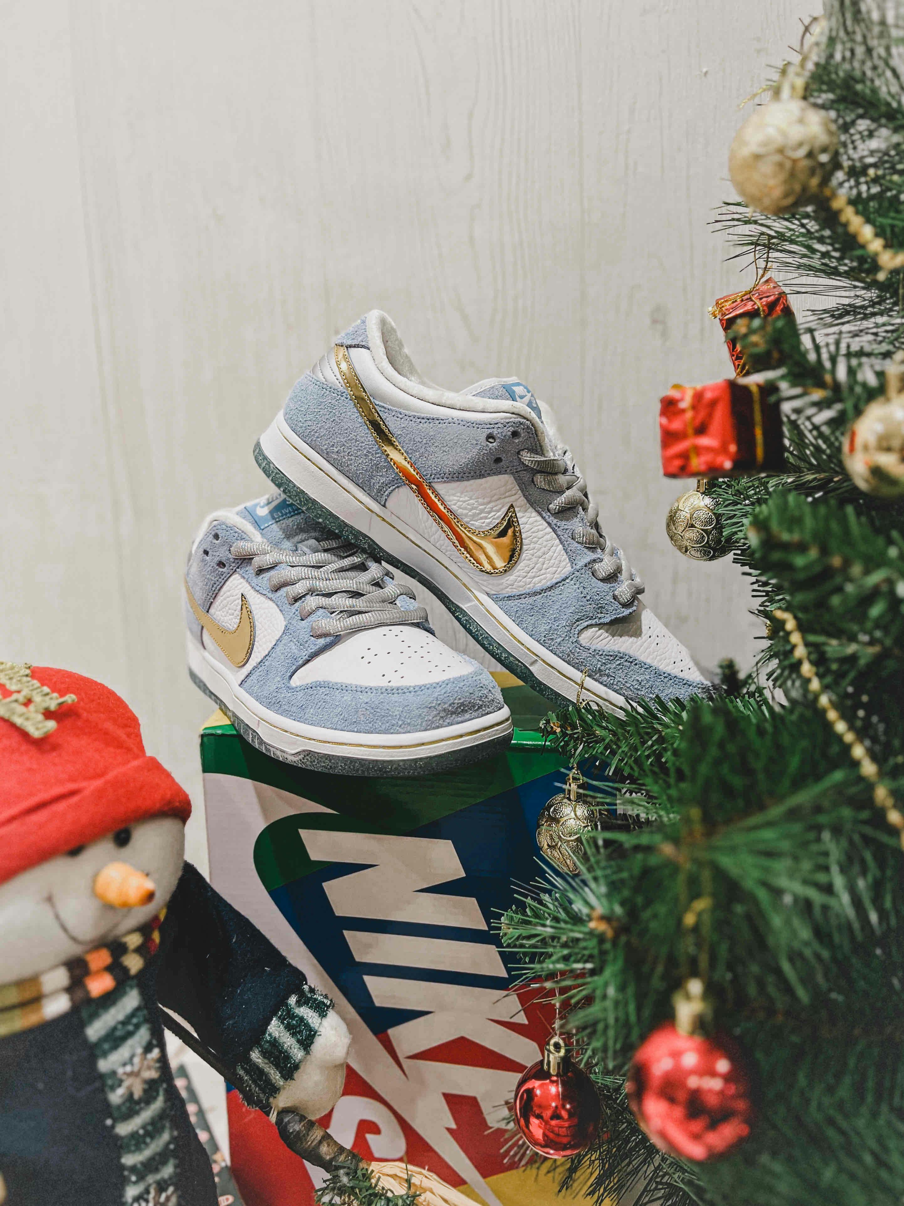 Sean Cliver x Nike SB Dunk Low 'Holiday Special' DC9936-100