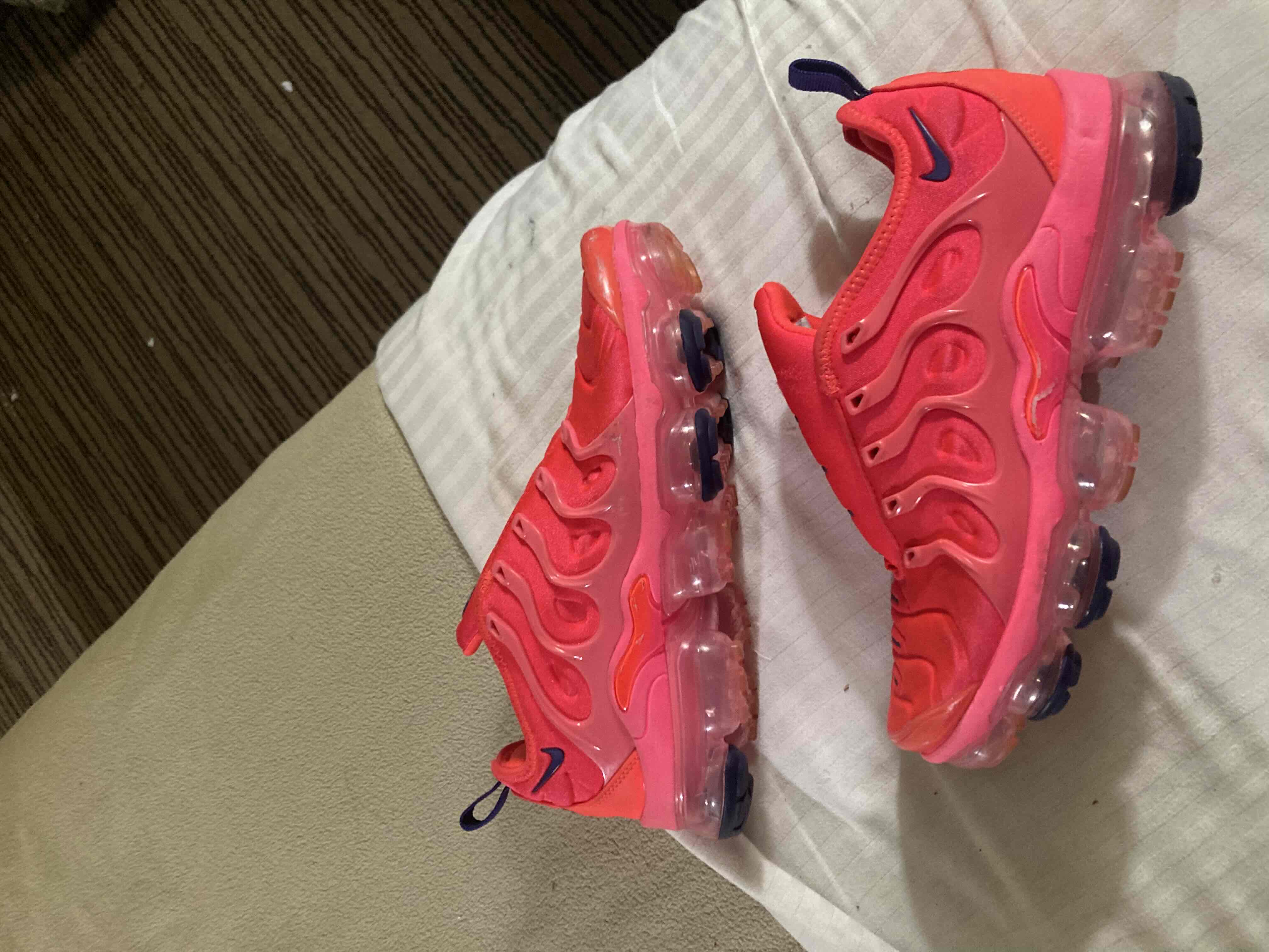 Womens vapormax plus on sale red