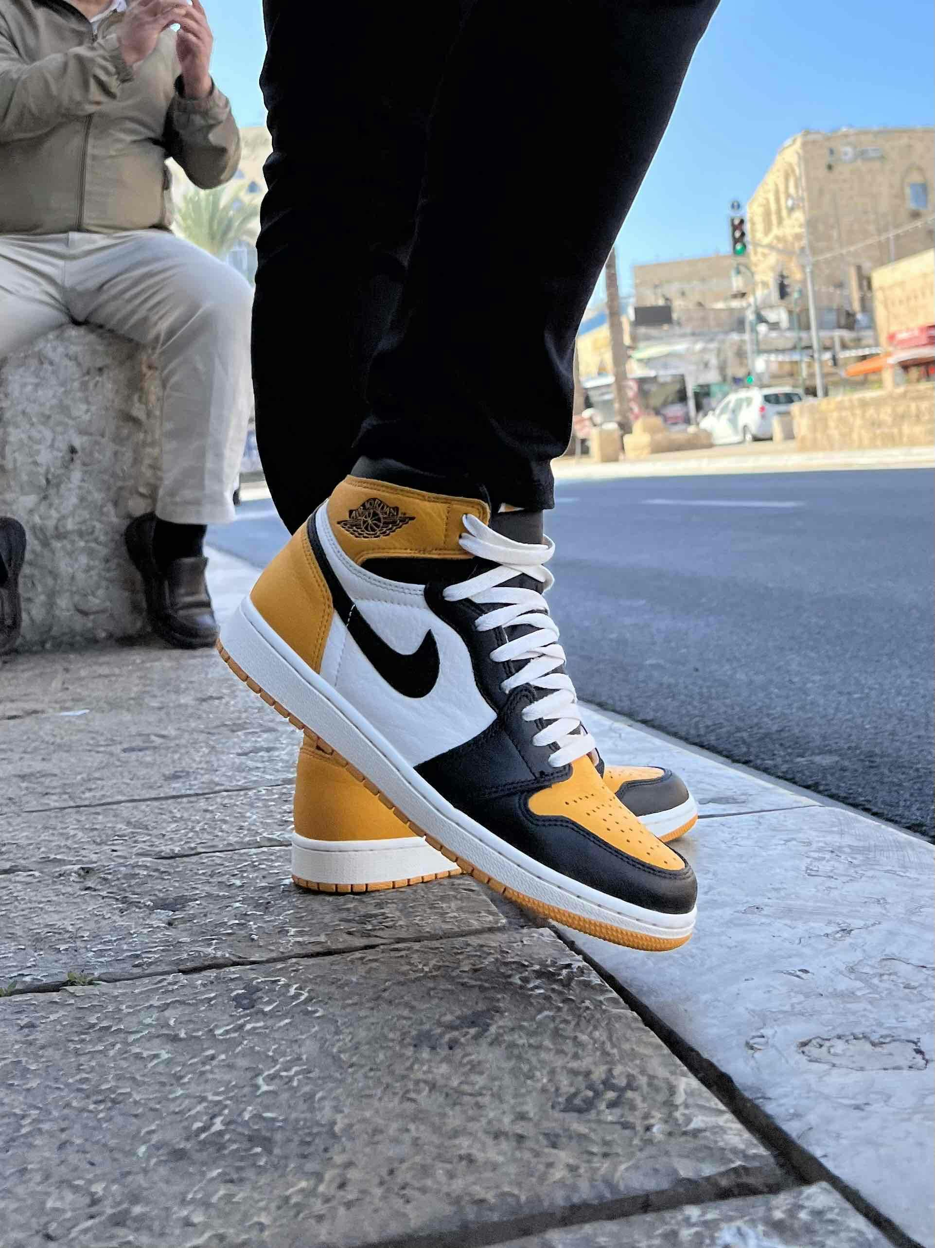 Air Jordan 1 Retro High OG 'Yellow Toe' 555088-711