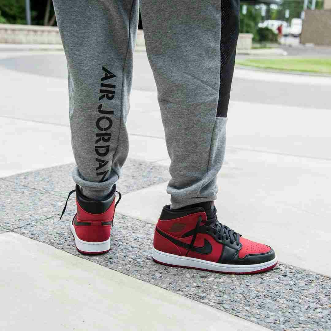 Air Jordan 1 Mid 'Bred' 2018 554724-054