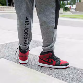 Air Jordan 1 Mid 'Bred' 2018 554724-054 Air Jordan 1 Mid 'Bred' 2018 554724-054