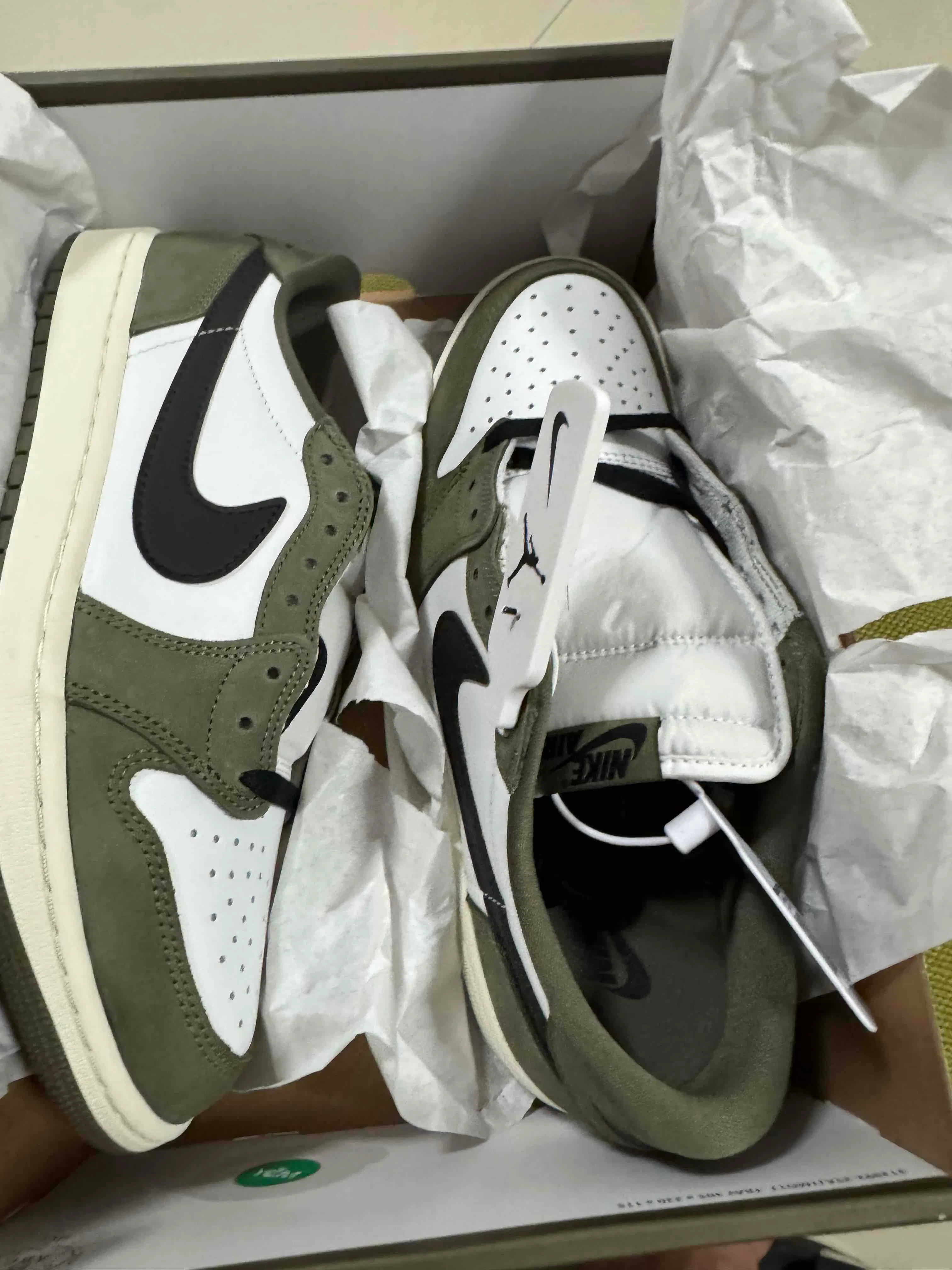 Air Jordan 1 Retro Low OG 'Medium Olive' HQ6998-200