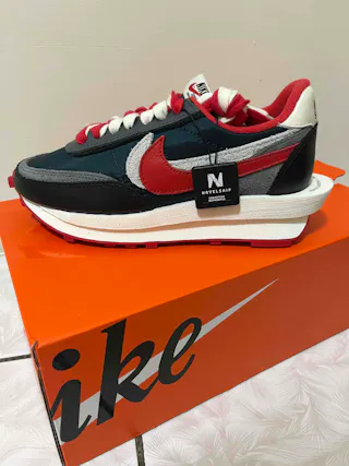 sacai x UNDERCOVER x Nike LDWaffle 'Midnight Spruce University Red' DJ4877-300 sacai x UNDERCOVER x Nike LDWaffle 'Midnight Spruce University Red' DJ4877-300