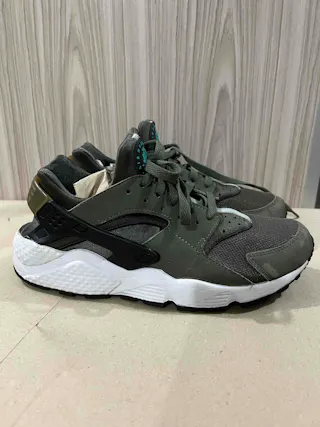 Stüssy x Nike Air Huarache LE 'Dark Olive' 2021 DD1381-300