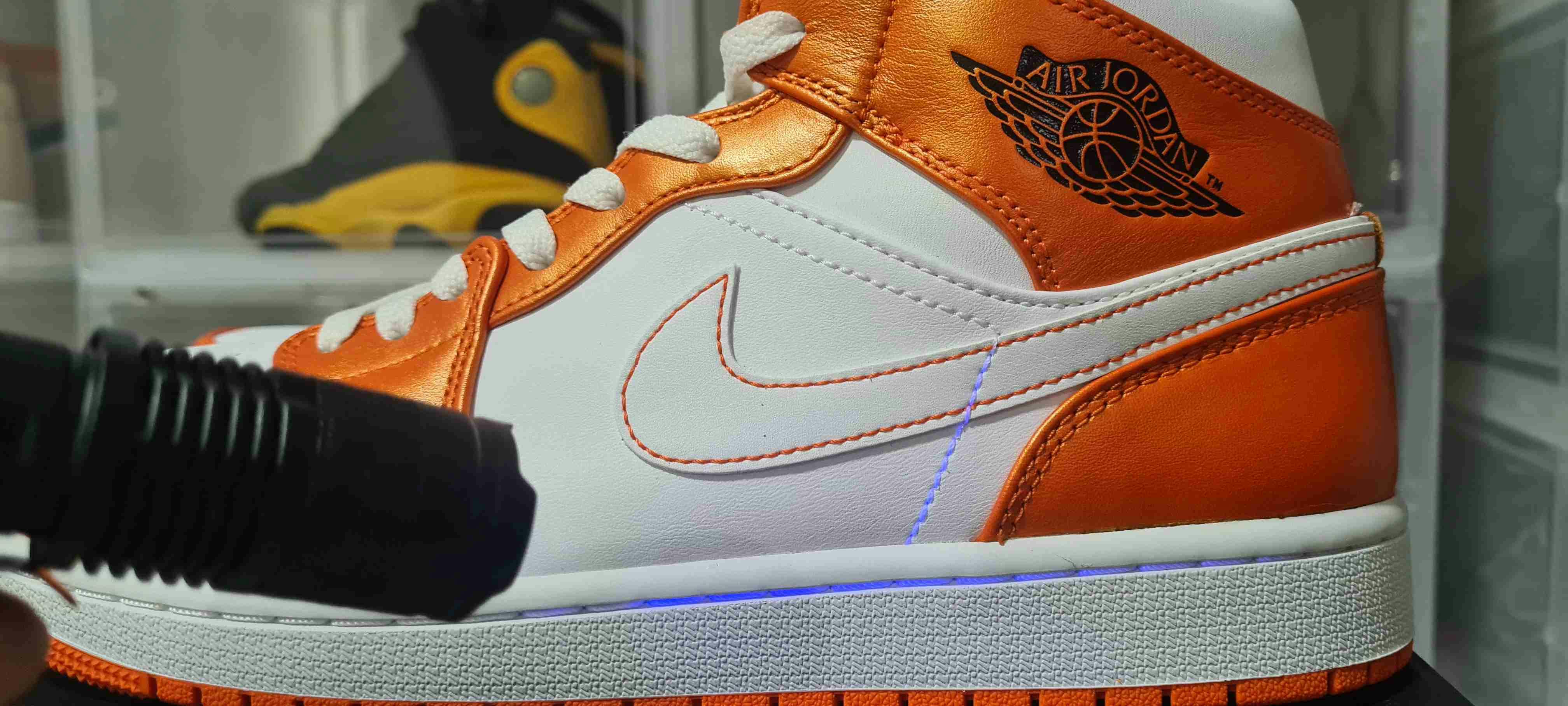 Air Jordan 1 Mid SE 'Electro Orange' DM3531-800