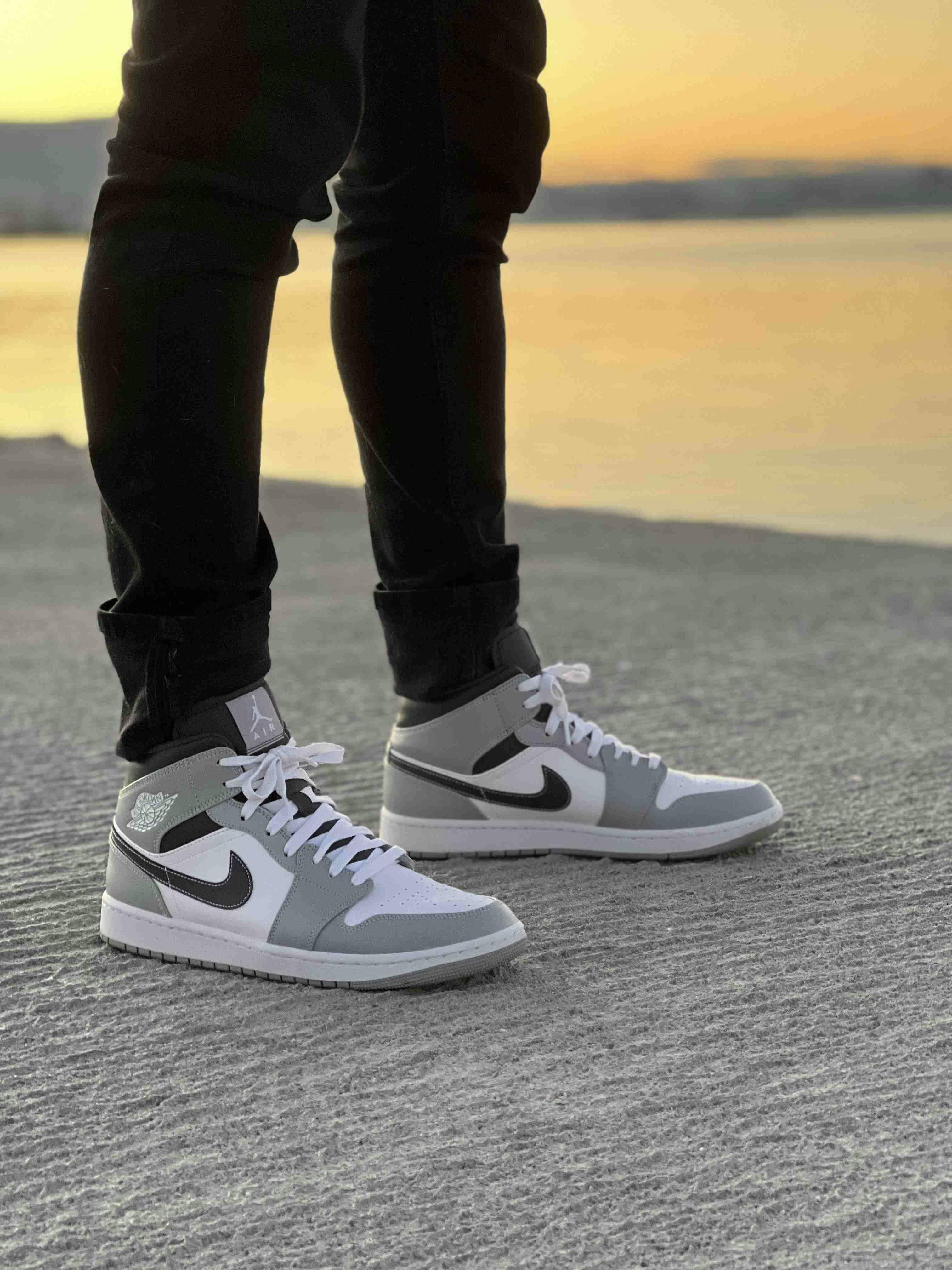Air Jordan 1 Mid 'Light Smoke Grey' 554724-078