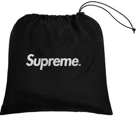 Supreme Ponco Gore-Tex Hitam Lookbook Supreme Ponco Gore-Tex Hitam