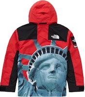 Supreme x The North Face Jaket Gunung Patung Liberty Merah Lookbook Supreme x The North Face Jaket Gunung Patung Liberty Merah