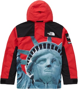 Supreme x The North Face Jaket Gunung Patung Liberty Merah Lookbook Supreme x The North Face Jaket Gunung Patung Liberty Merah