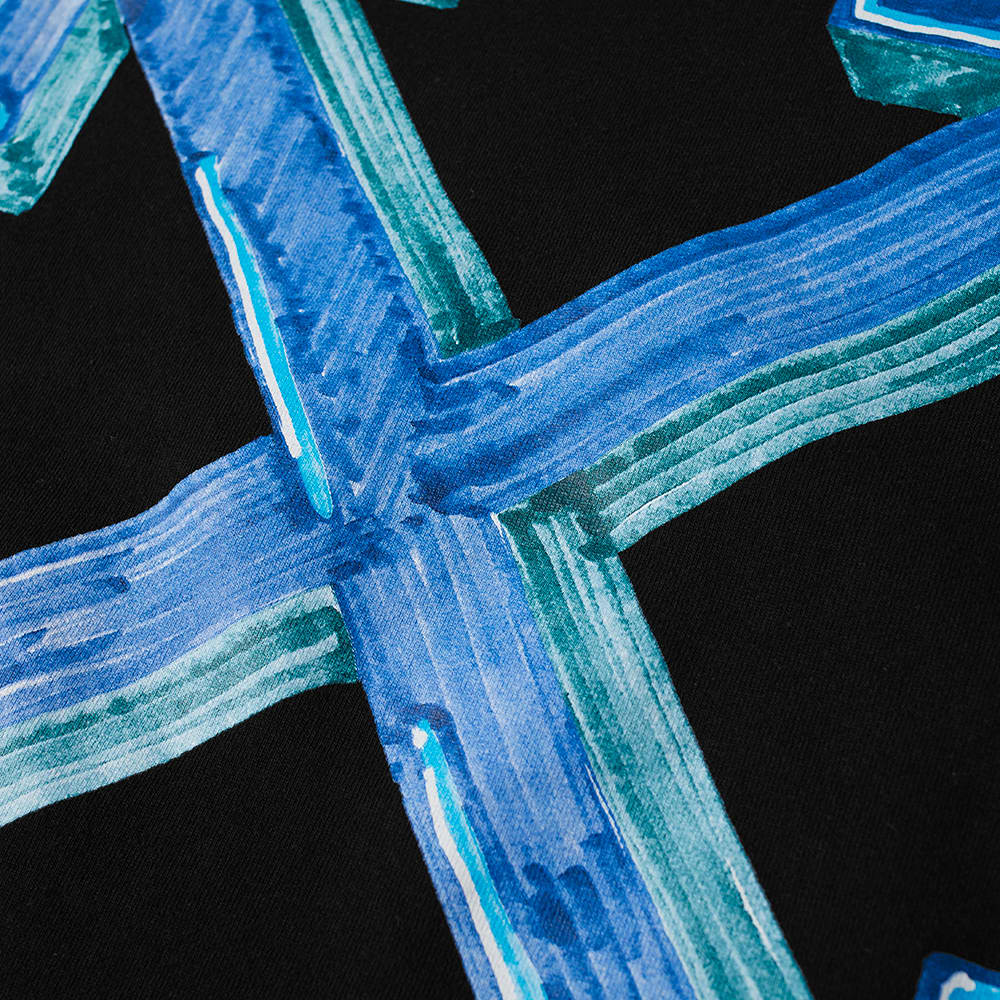 Shop オフホワイト マーカーアロー スリムT (黒/青)
