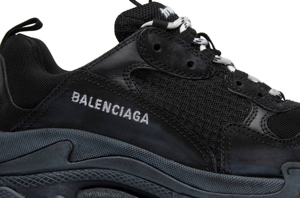 Balenciaga Triple S Trainer 'Triple Black' 2018 Sepatu Pria 512176 W09O1 1000 Order Balenciaga Triple S Trainer 'Triple Black' 2018 Sepatu Pria 512176 W09O1 1000