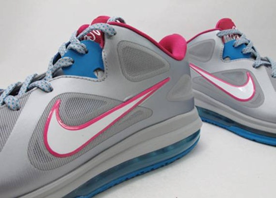 耐克LeBron 9 Low '火莓'篮球鞋 510811-002 Shop 耐克LeBron 9 Low '火莓'篮球鞋 510811-002