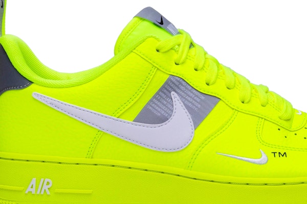 Nike air force lv8 2025 overbranding