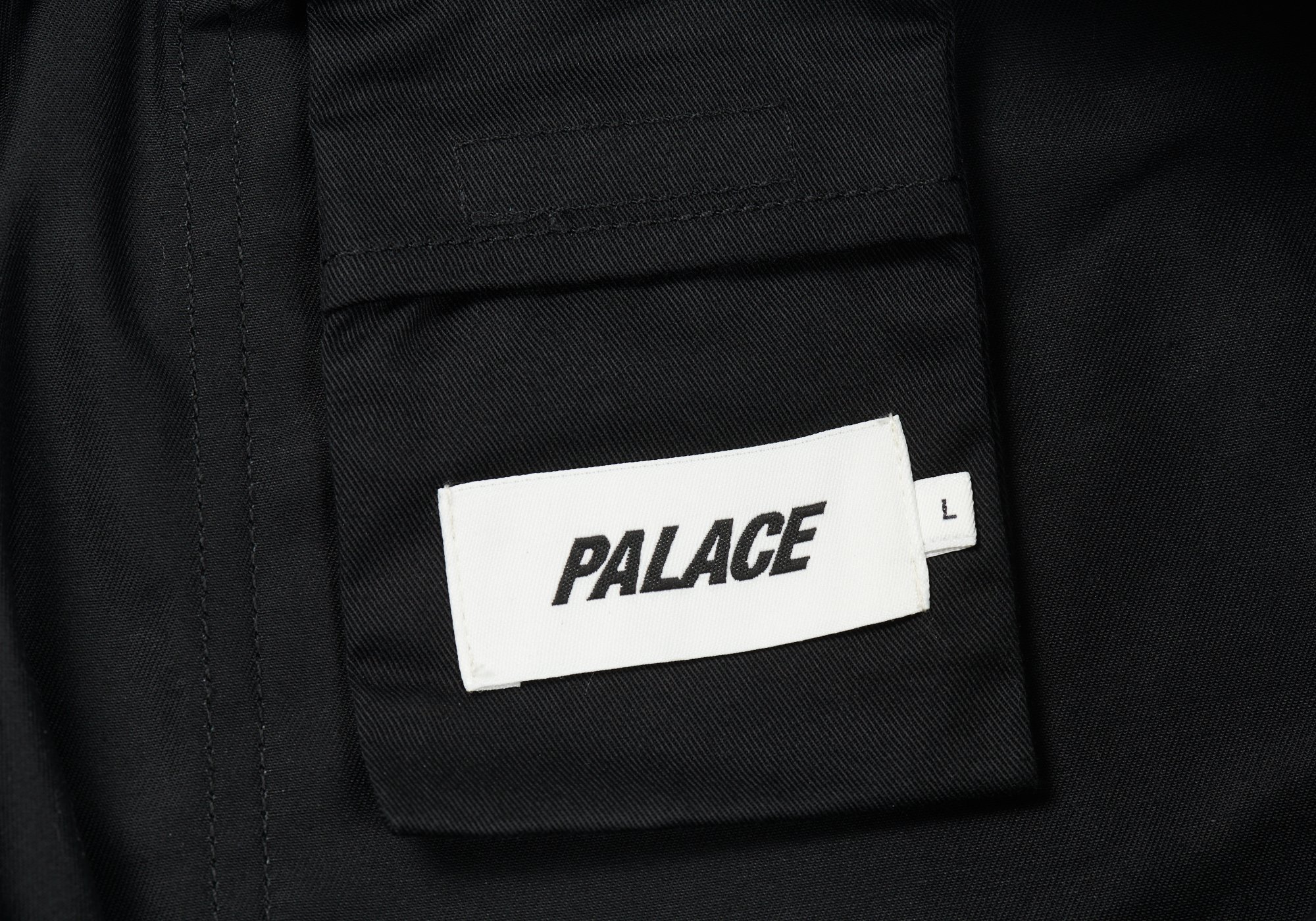 Shop PALACE CELANA PENDEK BELTER HITAM P20SS059