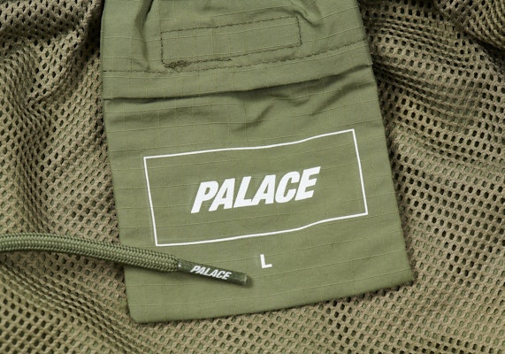 PALACE SOFAR SHELL SHORTS OLIVE Shop PALACE SOFAR SHELL SHORTS OLIVE