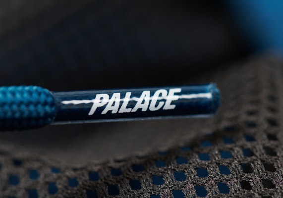 PALACE FONT CELANA SHELL BIRU P20SS077 Lookbook PALACE FONT CELANA SHELL BIRU P20SS077