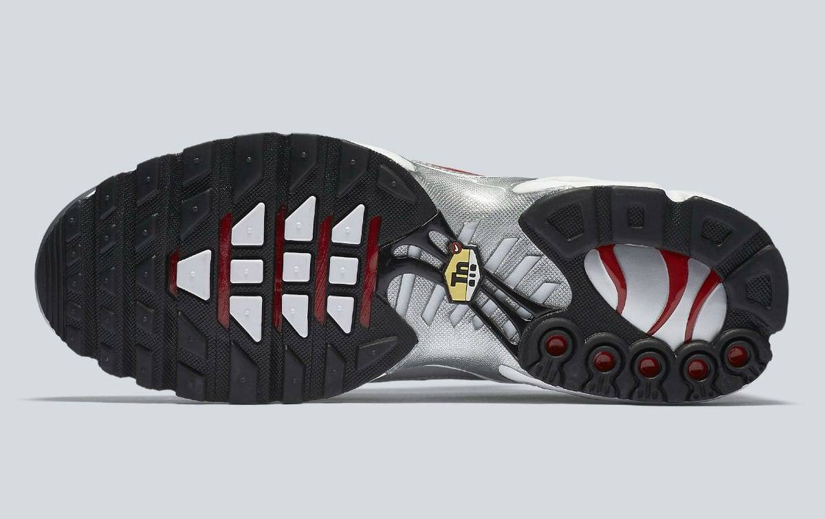 nike air max plus silver bullet