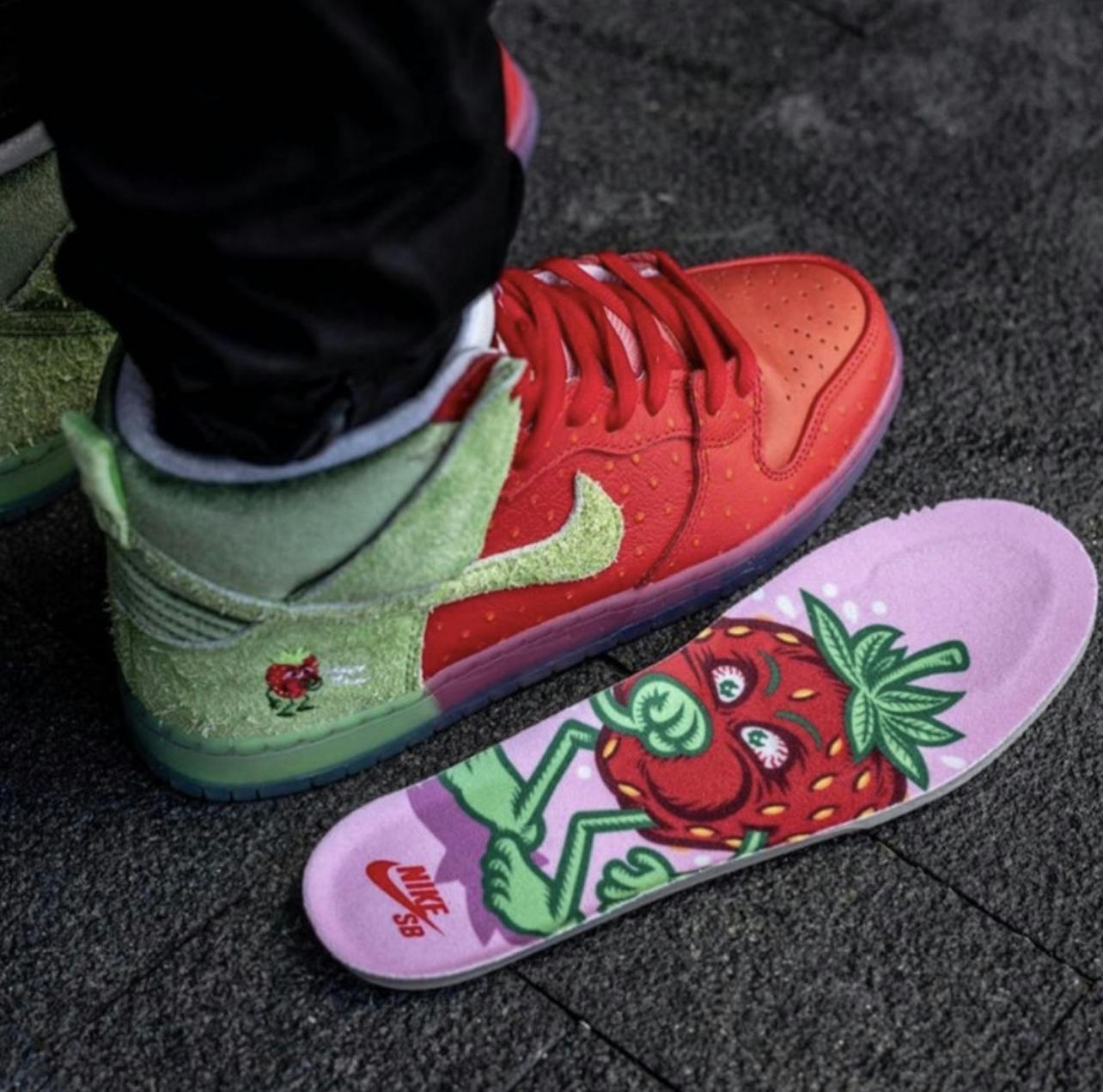 Nike SB Dunk High 'Strawberry Cough' CW7093-600