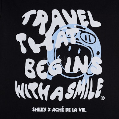 acmé de la vie x Smiley® Travel That Begins Short Sleeve T-shirt Black Lookbook acmé de la vie x Smiley® Travel That Begins Short Sleeve T-shirt Black