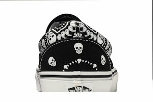 Vans Classic Slip-On 'Bandana - Hitam' VN0A33TBD9S Sizing Vans Classic Slip-On 'Bandana - Hitam' VN0A33TBD9S