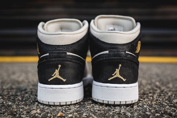 (Kanak-Kanak) Air Jordan 1 Retro Mid 'Light Bone' 554725-023 Shop (Kanak-Kanak) Air Jordan 1 Retro Mid 'Light Bone' 554725-023