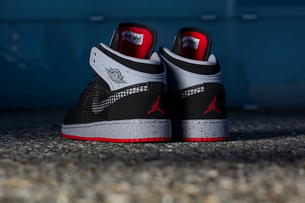 Air Jordan 1 復刻版 89 '黑紅火泥' 599873-003 Lookbook Air Jordan 1 復刻版 89 '黑紅火泥' 599873-003