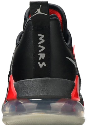 Air Jordan Mars 270 Low 'Bred' Sepatu Sneakers CK1196-001 Sizing Air Jordan Mars 270 Low 'Bred' Sepatu Sneakers CK1196-001