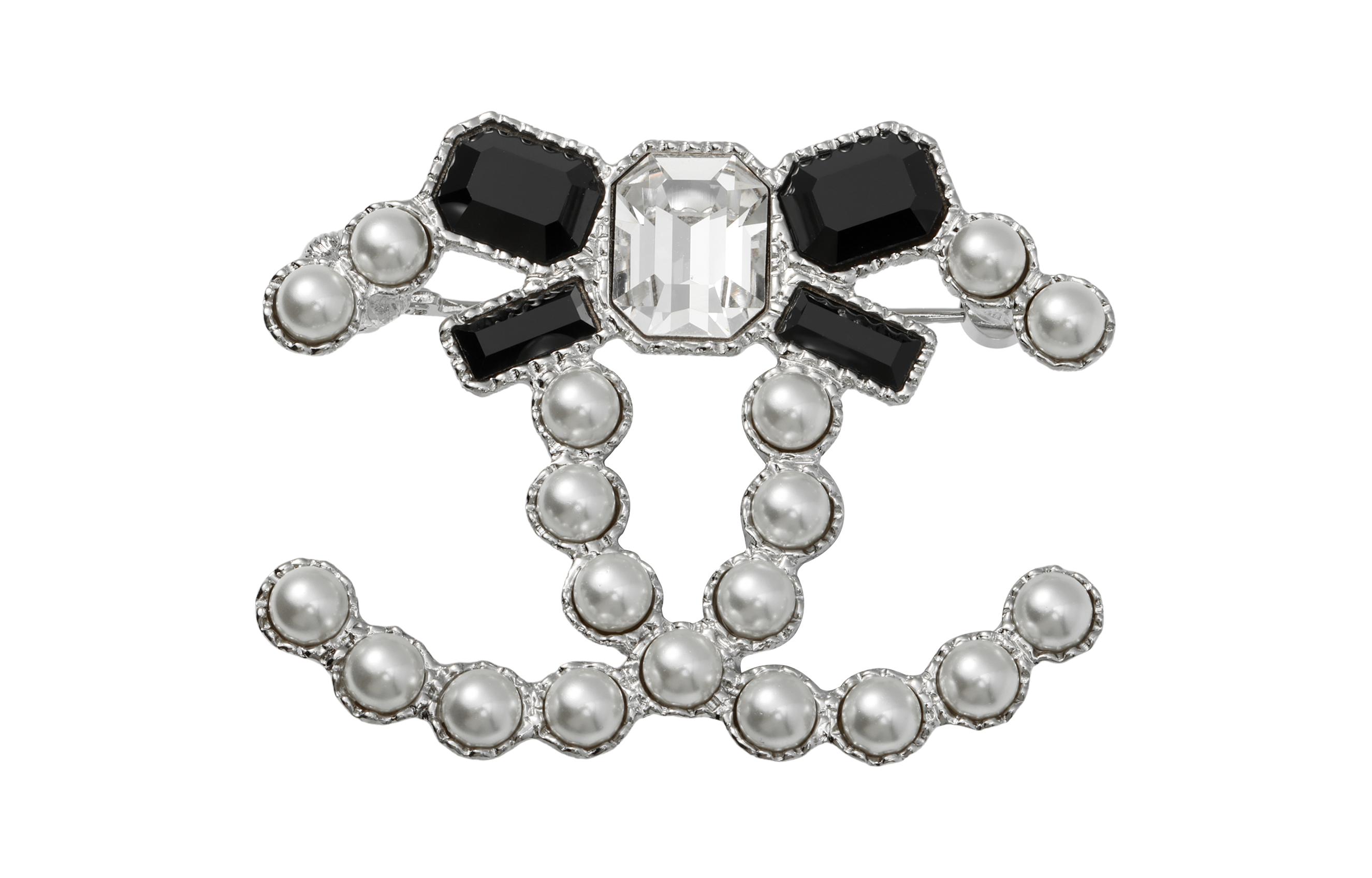 23K CHANEL Double C Crystal Brooch Unisex Couple Silver. ABC008-B14556-NS395