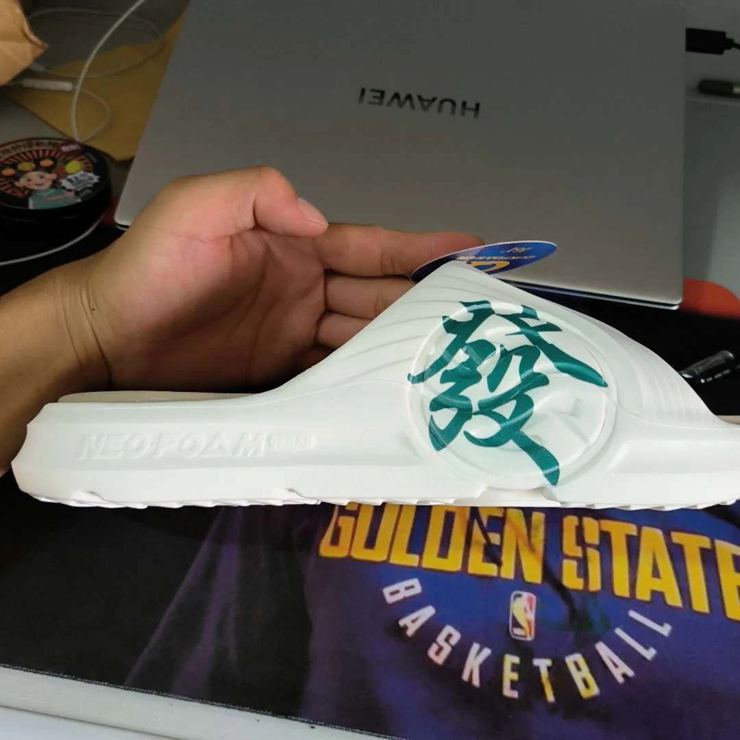 361-ag-1-slide-black-white-672126702-f