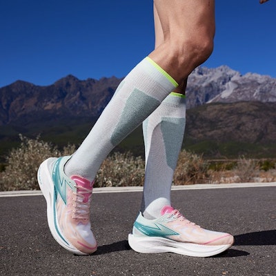 361° 飛燃2 甜蜜蜜 Q彈科技 碳板 跑步鞋 男款 粉綠 5