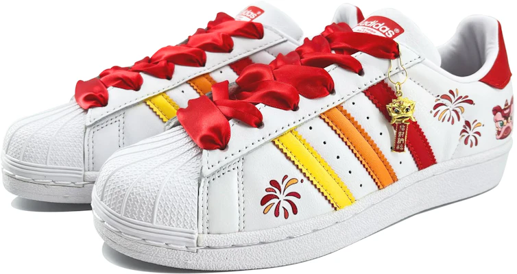 (W) アディダスオリジナルス スーパースター『ニューイヤーフェスティブ カートゥーン 赤白』女性向けカスタムシューズ。 CM8413(Team168-迎新) Lookbook (W) アディダスオリジナルス スーパースター『ニューイヤーフェスティブ カートゥーン 赤白』女性向けカスタムシューズ。 CM8413(Team168-迎新)