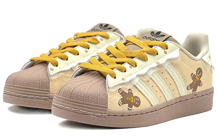 Shop (W) [カスタムシューズ] (女性用) アディダス オリジナルス スーパースター「クリスマスジンジャーブレッド」 GW4440(TeamS-圣诞姜饼人SBOX)