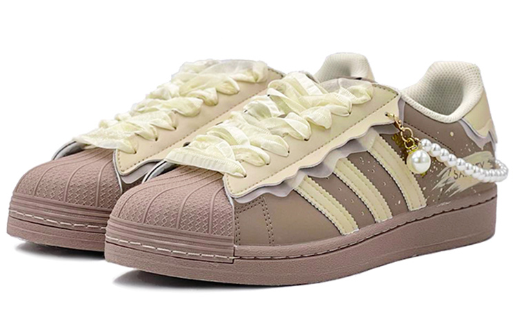 Shop 【定製球鞋】 adidas originals Superstar 貝殼頭 聖誕主題 珍珠鍊 限定禮盒 低筒 板鞋 女款 棕白
