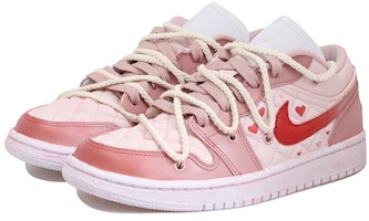 【定制球鞋】Jordan Air Jordan 1 Low OKHR 愛心 腮紅 麻繩 做舊 暈染 低筒 復古籃球鞋 女款 粉色 Shop 【定制球鞋】Jordan Air Jordan 1 Low OKHR 愛心 腮紅 麻繩 做舊 暈染 低筒 復古籃球鞋 女款 粉色