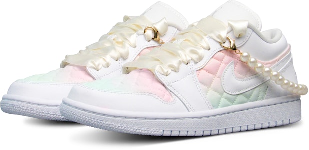【訂製球鞋】Jordan Air Jordan 1 Low 小香風 淺色漸變 珍珠 絲綢鞋帶 低筒 復古籃球鞋 女款 粉藍 Lookbook 【訂製球鞋】Jordan Air Jordan 1 Low 小香風 淺色漸變 珍珠 絲綢鞋帶 低筒 復古籃球鞋 女款 粉藍