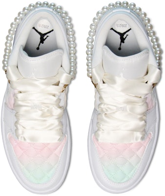 【訂製球鞋】Jordan Air Jordan 1 Low 小香風 淺色漸變 珍珠 絲綢鞋帶 低筒 復古籃球鞋 女款 粉藍 Shop 【訂製球鞋】Jordan Air Jordan 1 Low 小香風 淺色漸變 珍珠 絲綢鞋帶 低筒 復古籃球鞋 女款 粉藍