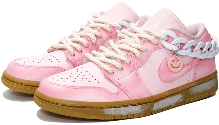 【訂製球鞋】Jordan Air Jordan 1 Low "Pink Gum" 做舊 溫馨 浪漫 麻繩鞋帶 鏈條 低幫 復古籃球鞋 女款 粉白 Lookbook 【訂製球鞋】Jordan Air Jordan 1 Low "Pink Gum" 做舊 溫馨 浪漫 麻繩鞋帶 鏈條 低幫 復古籃球鞋 女款 粉白